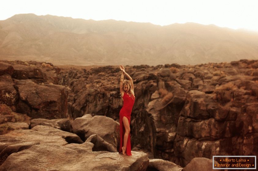 Hannah Kirkelie într-o fotografie sexuală în deșert