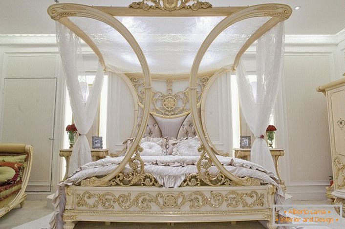 Un baldachin luxos în dormitor în stil baroc. Excelent proiect de proiectare pentru un dormitor de familie.