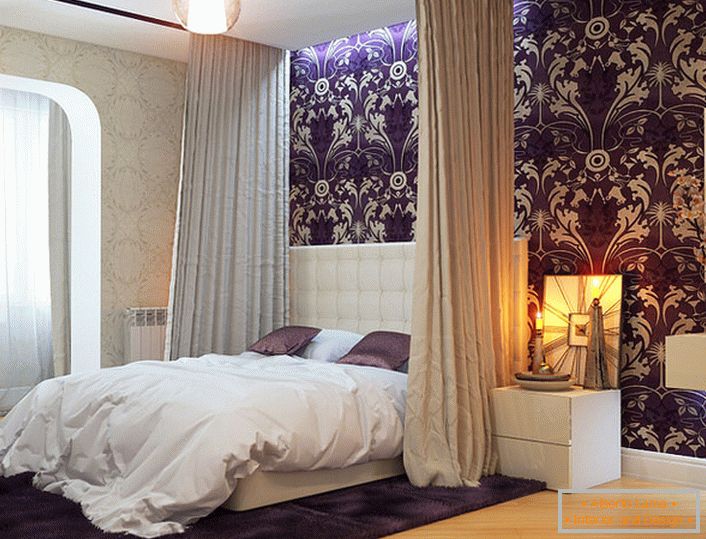 Baldahin, montat în tavan, perfect combinat cu un pat strict în stil Art Nouveau.