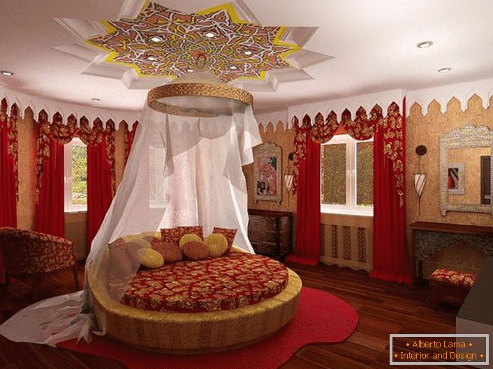 În centrul compoziției se află un pat rotund sub baldachin. Atenția atrage plafonul, care este interesant decorat pe pat.