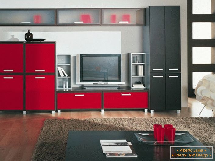 Apelarea, o combinație strălucitoare de roșu și negru în interiorul camerei de oaspeți. Zidul modular funcțional este spațios și arată excelent în conceptul general de design.