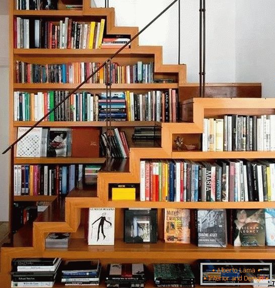 Bibliotecă sub scări într-o casă privată Photo