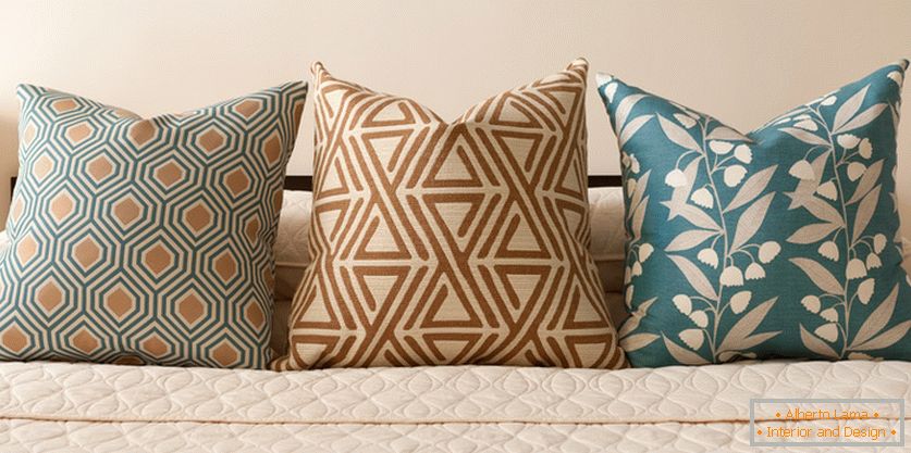 Perne decorative pe pat în tonuri pastel-turcoaz