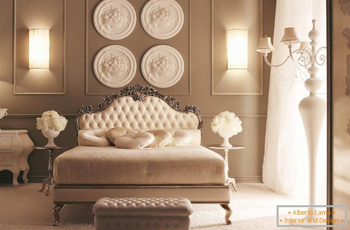 La capul patului, peretele este decorat cu o compoziție de stucco designer. Decoratiuni deosebite ale dormitorului in stilul Art Deco.