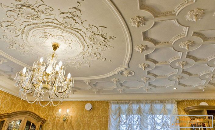 Decorul bogat al tavanului cu stuc arata elegant si discret. O soluție elegantă pentru decorarea camerei de zi.