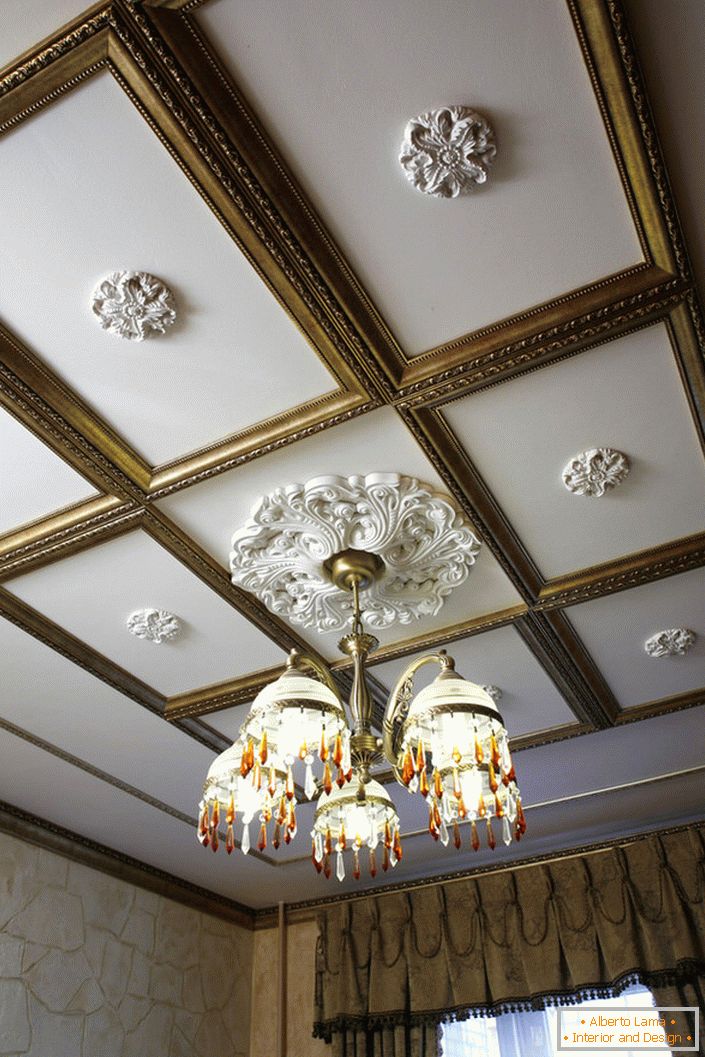 Colaj de stuc - unul dintre cele mai populare decoratiuni ale tavanelor camerei, decorat în stil Empire, Baroc sau Art Deco.