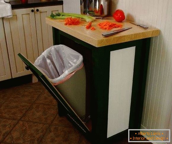 Cum să plasați un coș de gunoi în bucătărie
