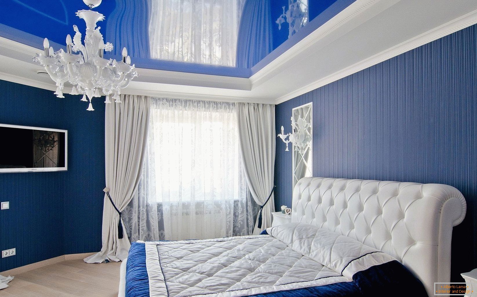 Tavan albastru în dormitor