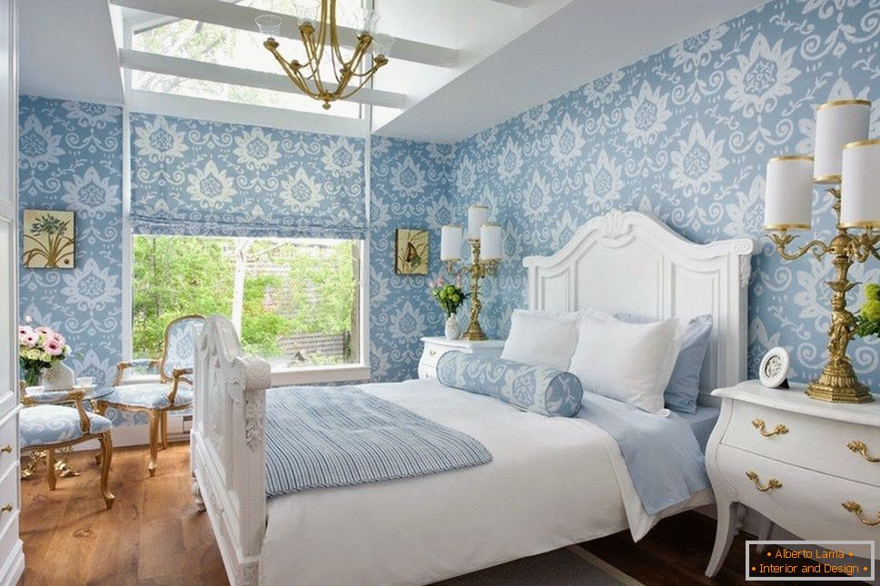 Dormitor dormitor cu perdele și ziduri albastre