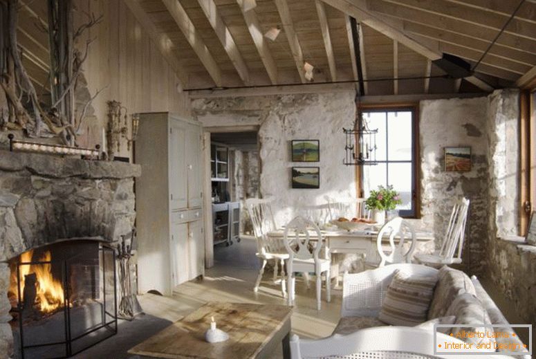 țară-rustic-fermă-decor-living-alb-spălare pereți-cămin-piatră-cabana-neutru-crem-bej