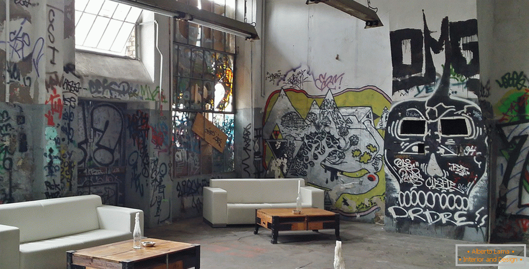 Interior în stil loft cu graffiti