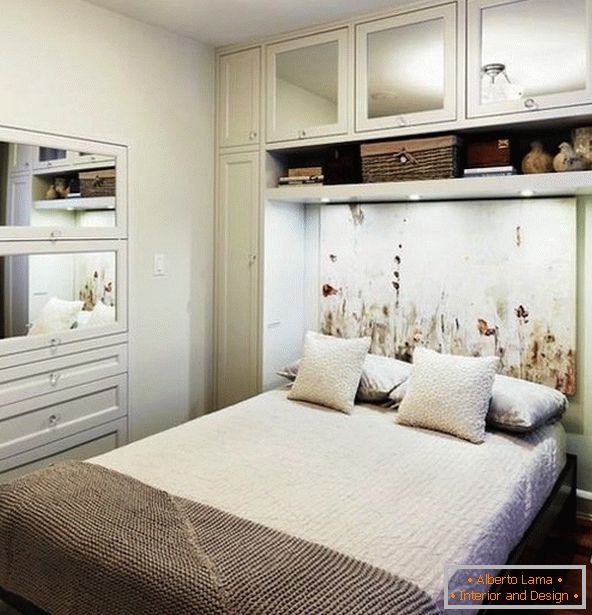 Interiorul unui dormitor mic, în culoare albă