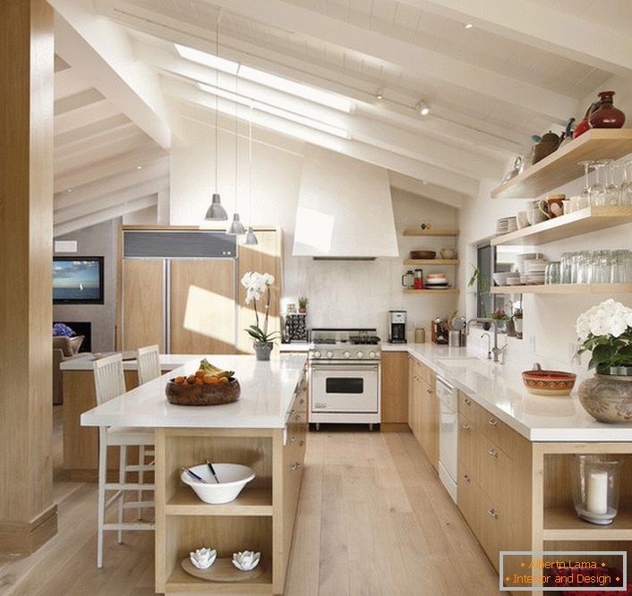Bucătăria la mansardă este organizată în conformitate cu cerințele stilului scandinav. Intervenție neobișnuită a ferestrelor acces excelent la lumina zilei. 