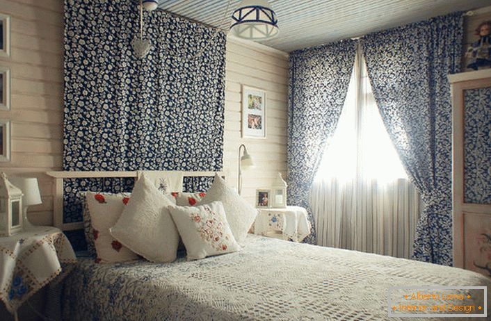 Cameră luminoasă, confortabilă, în stilul țării, într-o casă mică din sudul Spaniei. Ideea de designer este realizată pentru dormitorul unei fete tinere.