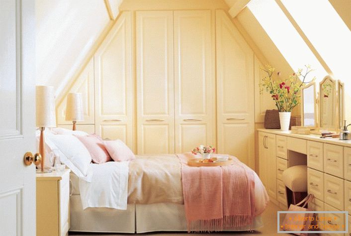 Dormitorul în stil rustic este decorat în tonuri de culoare roz și bej.