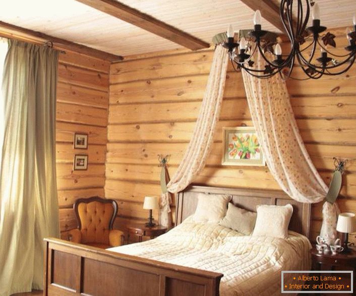 Baldachin deasupra patului din dormitor, în stil rustic.