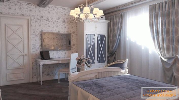 Dormitor de familie în stil rustic. Lumina slabă aduce dragoste și căldură în cameră.