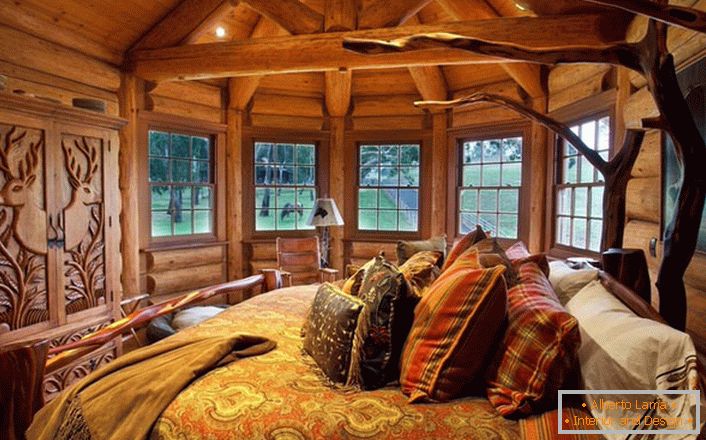 Unul din dormitoarele din casa de lângă lac este făcut în stilul țării rurale. Decoratiuni din lemn. Mobilierul masiv și elementele de decor sunt selectate în cele mai bune tradiții de stil.