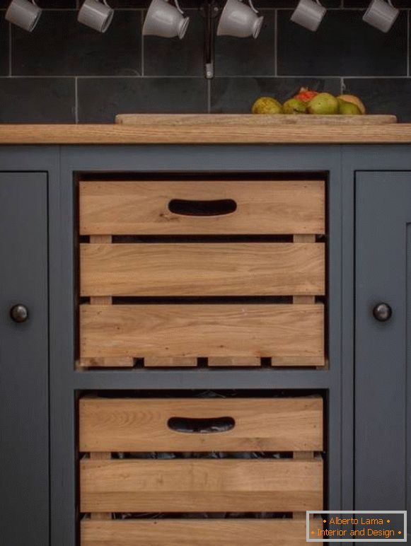 Cutii din lemn pentru legume încorporate în dulapul de bucătărie