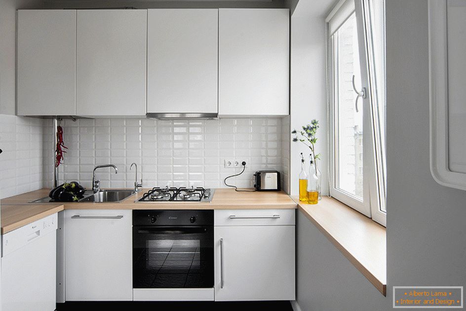 Bucătărie mică în culoare albă