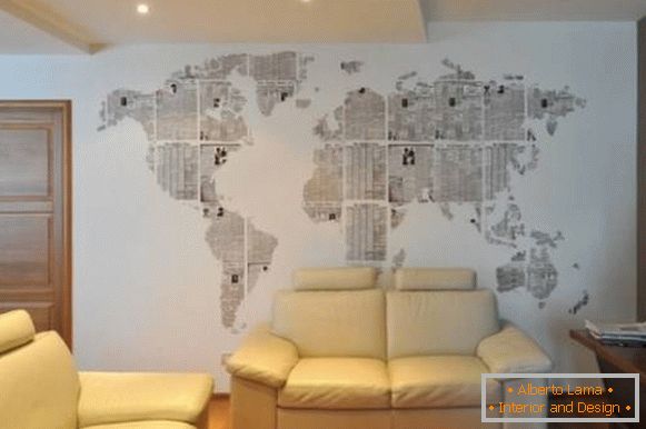 Harta mondială pe perete cu mâinile tale