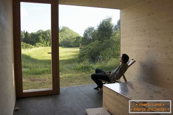 Interiorul unei mici cabane ecologice în Franța