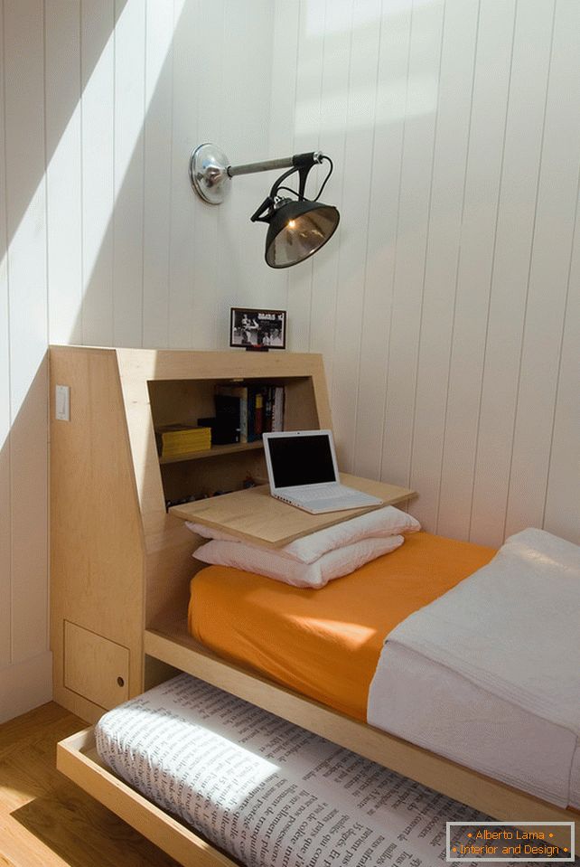 Glisant pat în interiorul unui dormitor mic
