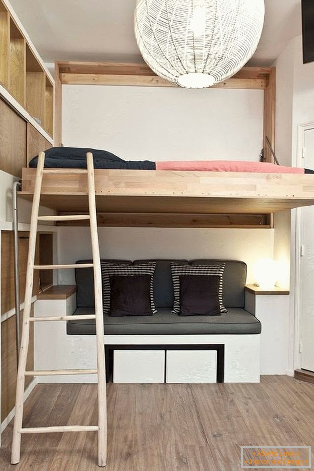Bunk pat în interiorul unui apartament mic