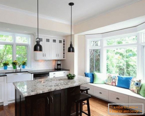 Bucătărie elegantă cu fereastră de fund într-o casă privată - fotografie de design modernă