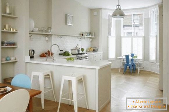 Bucătărie combinată cameră de zi cu fereastră de nisip - fotografie interioară