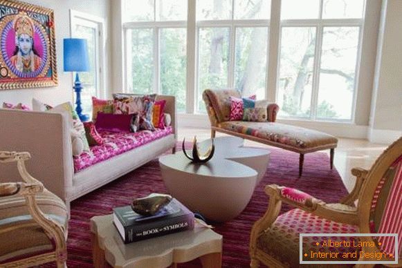 Interior alb și roz în stil indian - fotografie