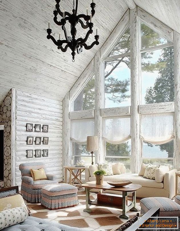 Casa albă de case din lemn