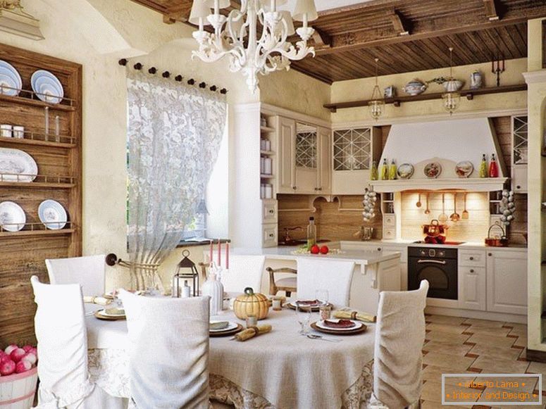 Bucătărie-sufragerie cu scaune în huse