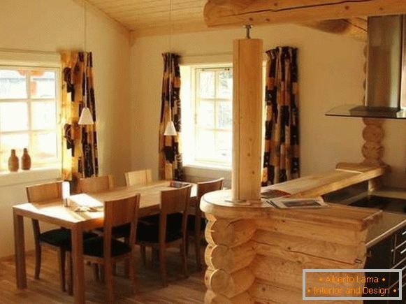 Bucătărie cu un contor de bar în interiorul unei case private din lemn