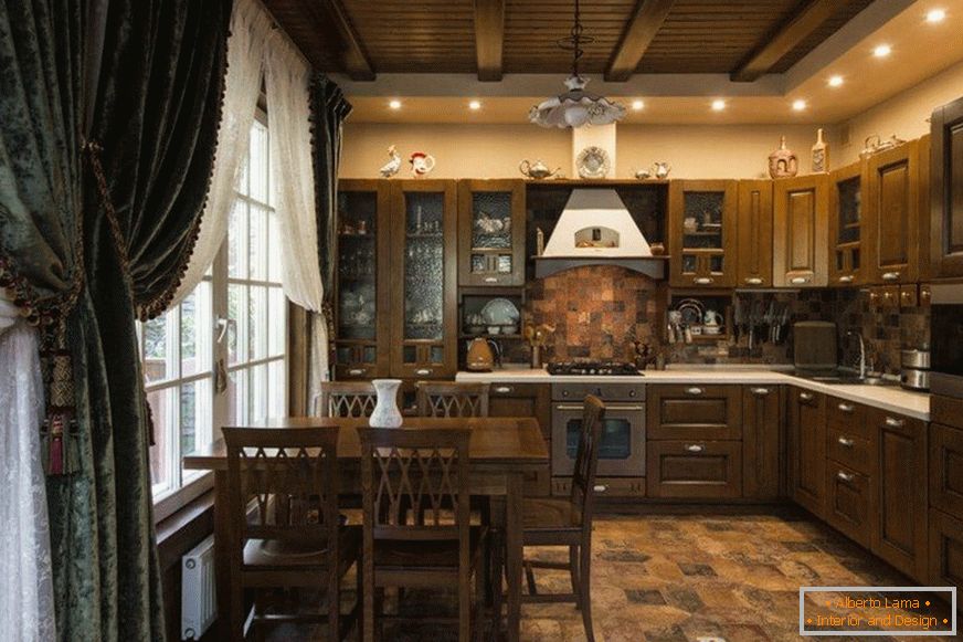 Bucătărie cu tavan din lemn