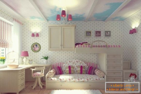 interior cu tapet alb pentru o cameră de copii pentru fete