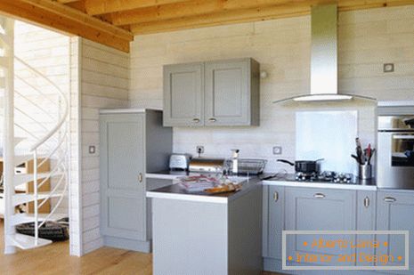 Bucătărie într-o casă mică din lemn