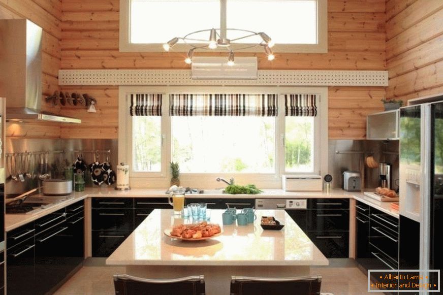 Bucătărie în formă de U într-o casă din lemn