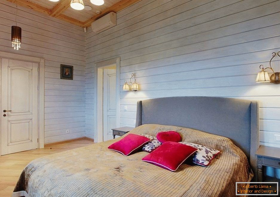 Dormitor într-o casă din lemn