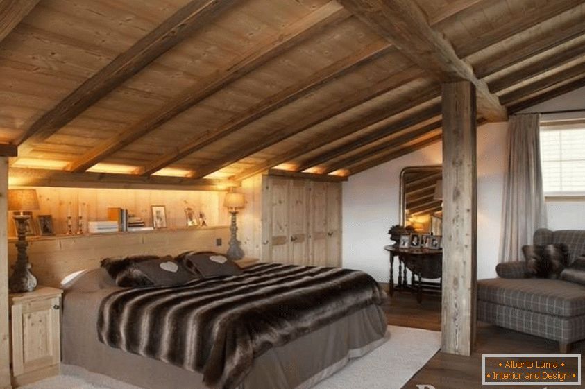 Dormitor cu tavan din lemn de mansardă