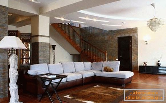 Interior al livingului cu o scară într-o casă privată - fotografie a unui design frumos