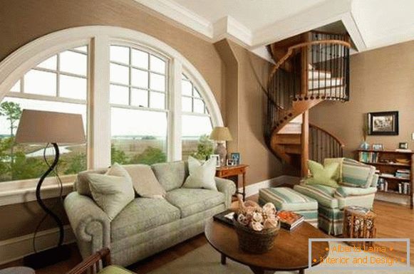 Interiorul livingului cu o scară spirală într-o casă privată - idei de design