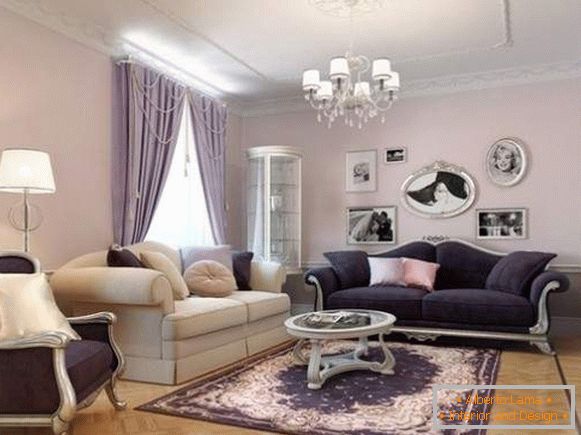 Interiorul camerei de zi clasice într-o casă privată в сиреневых тонах