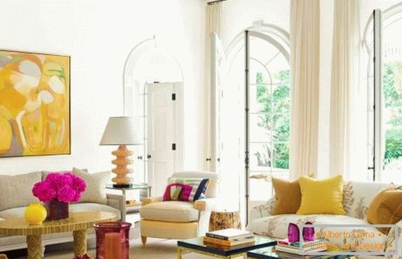 Galben-roz interior al livingului - fotografie în stil modern