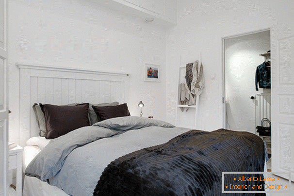Interiorul unui apartament cu dormitor în stil scandinav în Gothenburg