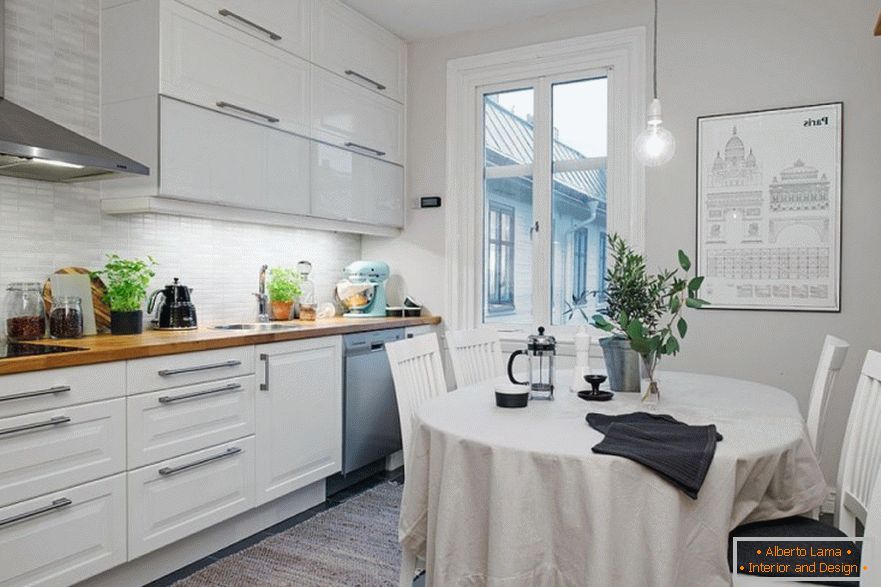 Interiorul bucătăriei mici în stil scandinav