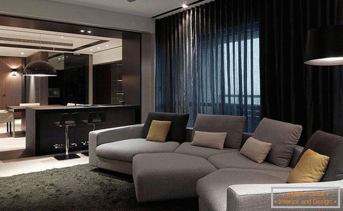 Tavanul și pereții camerei sunt de înaltă tehnologie monocrome, mobilierul este neapărat sub culoarea principală a camerei.