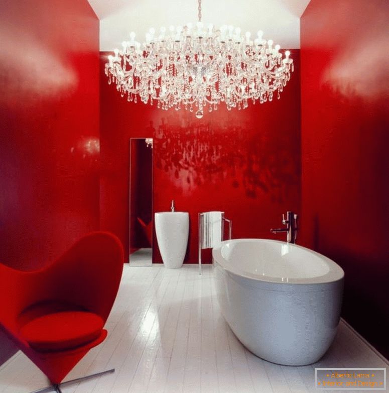 rece-necostisitoare-baie de remodelare idei-pentru-baie-cu-mari candelabre-lampă-si-rosu-pictura-accent-pereți și-clasic-lux-agățat-lampă inspirații-decorare-