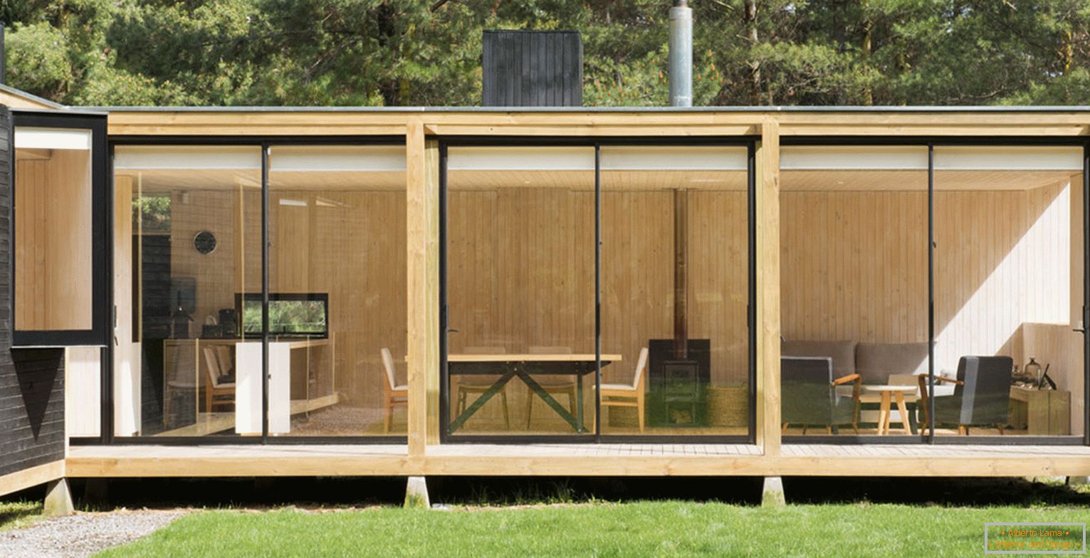 Fatada unei case modulare din lemn