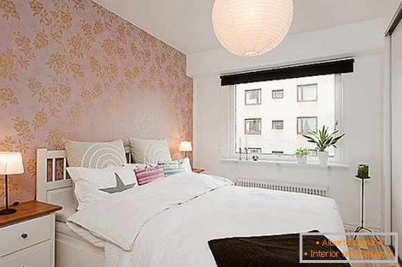 Wallpaper cu model floral în dormitor